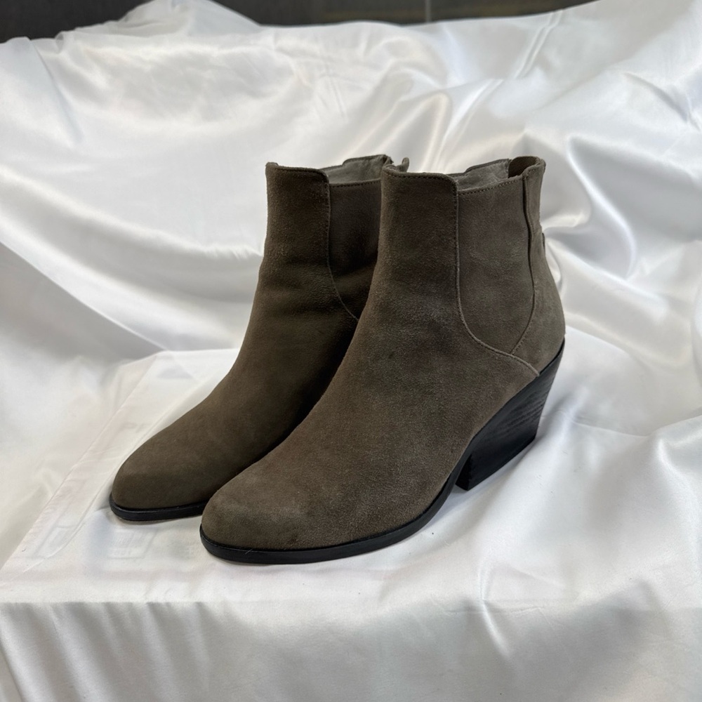 Eileen Fisher gray suede back zipper boot women’s size 7